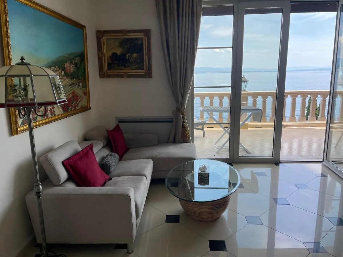 Apartment Villa Isabella - Luxury With Style Right Next To The Beach, Private Pool And Sea View Opatija