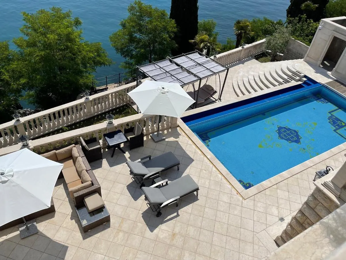 Apartment Villa Isabella - Luxury With Style Right Next To The Beach, Private Pool And Sea View Opatija